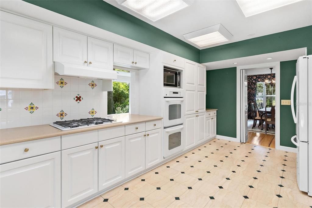 For Sale: $799,900 (4 beds, 3 baths, 4986 Square Feet)