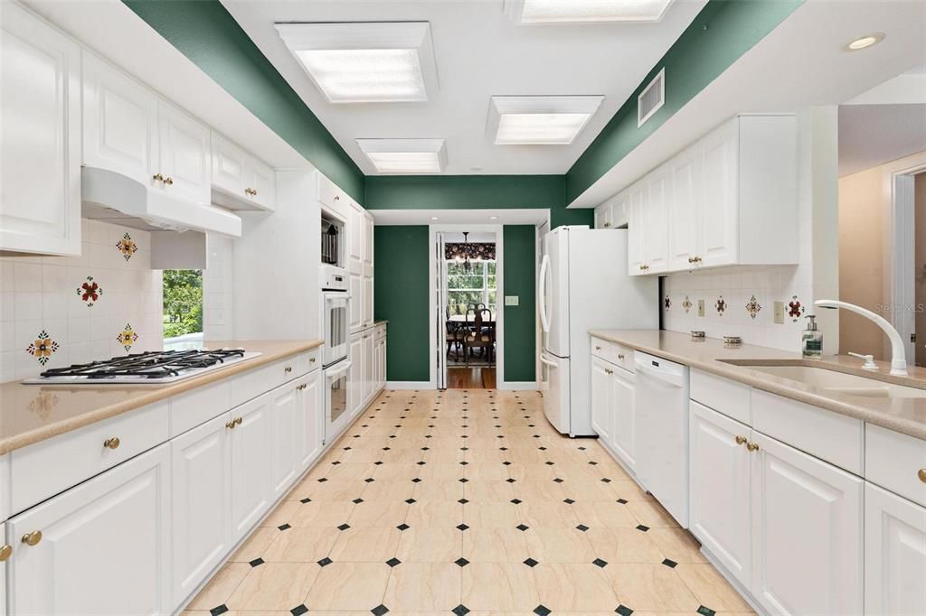 For Sale: $799,900 (4 beds, 3 baths, 4986 Square Feet)