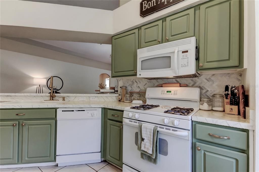 For Sale: $399,900 (4 beds, 3 baths, 1780 Square Feet)