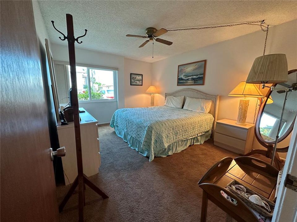 合同活跃: $1,800 (2 贝兹, 1 浴室, 888 平方英尺)