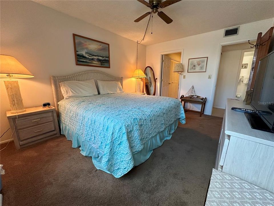 合同活跃: $1,800 (2 贝兹, 1 浴室, 888 平方英尺)