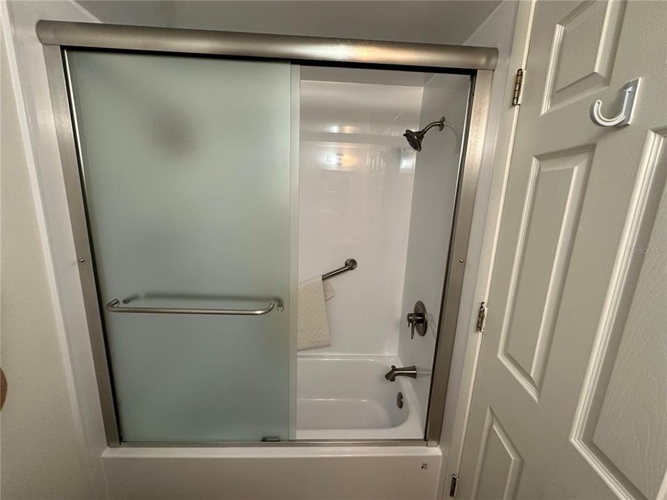 合同活跃: $1,800 (2 贝兹, 1 浴室, 888 平方英尺)