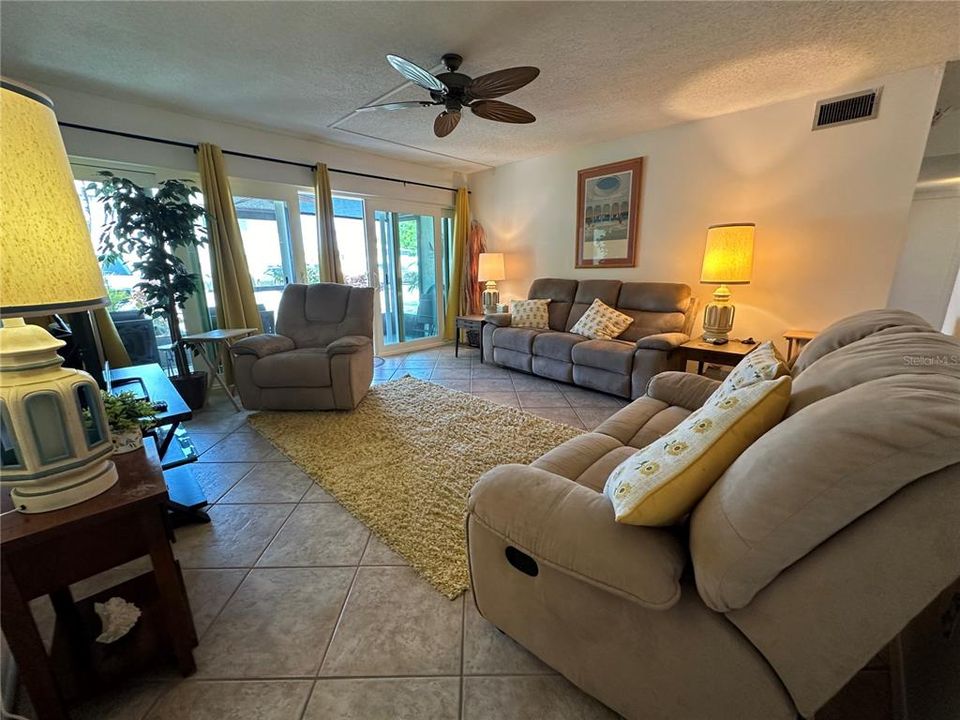 合同活跃: $1,800 (2 贝兹, 1 浴室, 888 平方英尺)