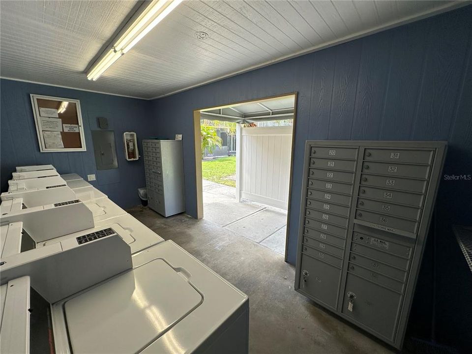 合同活跃: $1,800 (2 贝兹, 1 浴室, 888 平方英尺)