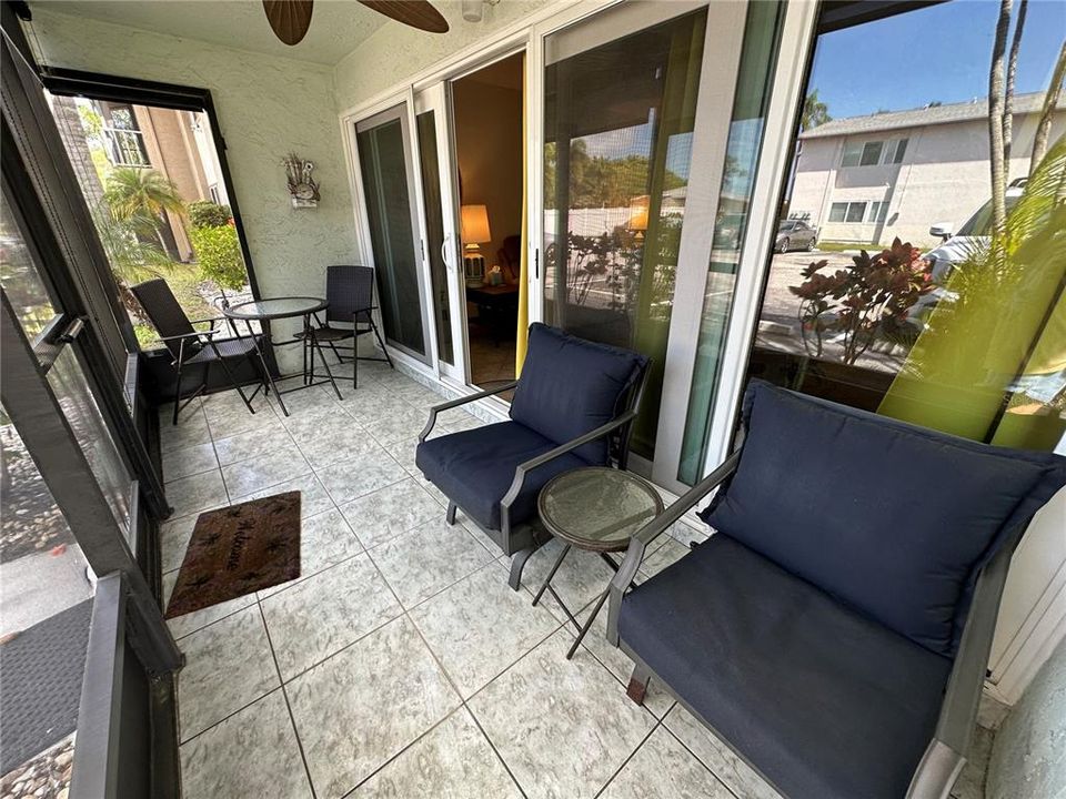 合同活跃: $1,800 (2 贝兹, 1 浴室, 888 平方英尺)