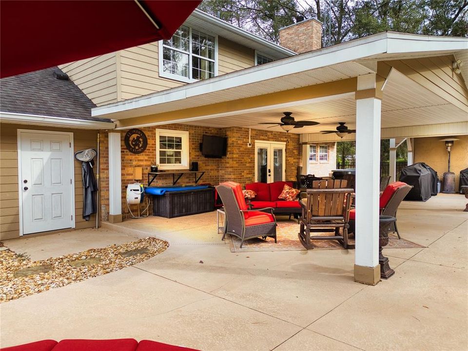 For Sale: $679,000 (4 beds, 2 baths, 2492 Square Feet)