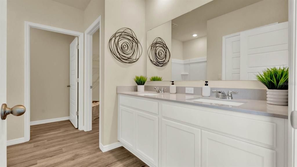 Под контрактом: $402,420 (5 спален, 3 ванн, 2077 Квадратных фут)