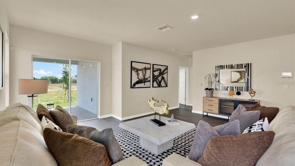 Под контрактом: $402,420 (5 спален, 3 ванн, 2077 Квадратных фут)