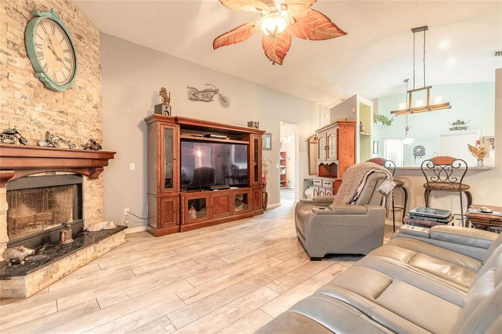 На продажу: $305,000 (3 спален, 2 ванн, 1244 Квадратных фут)