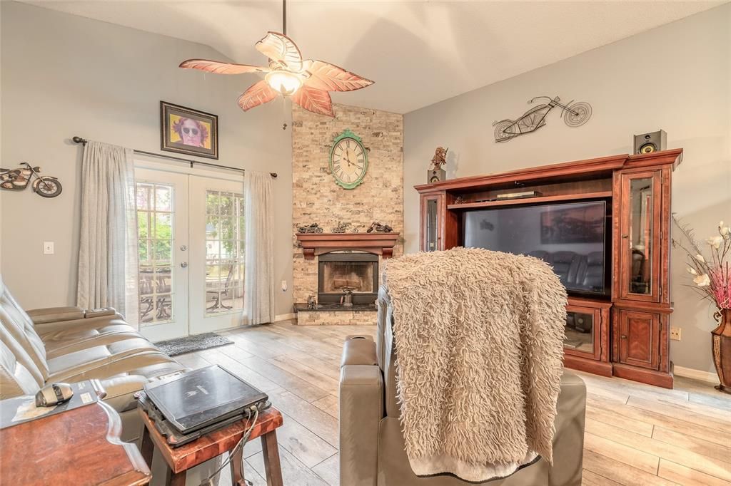 На продажу: $305,000 (3 спален, 2 ванн, 1244 Квадратных фут)