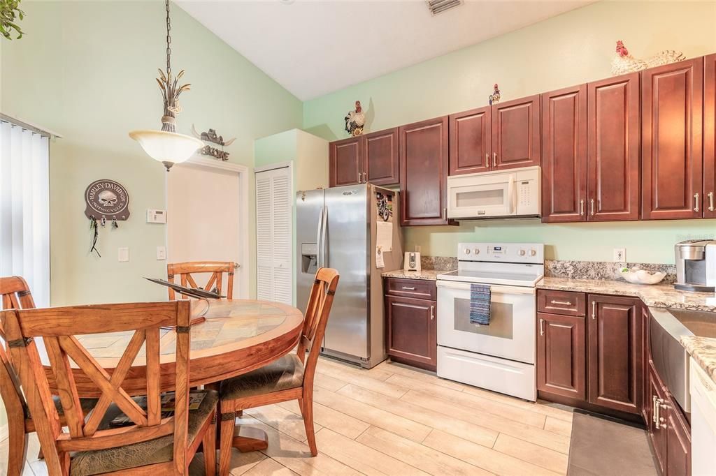 На продажу: $305,000 (3 спален, 2 ванн, 1244 Квадратных фут)