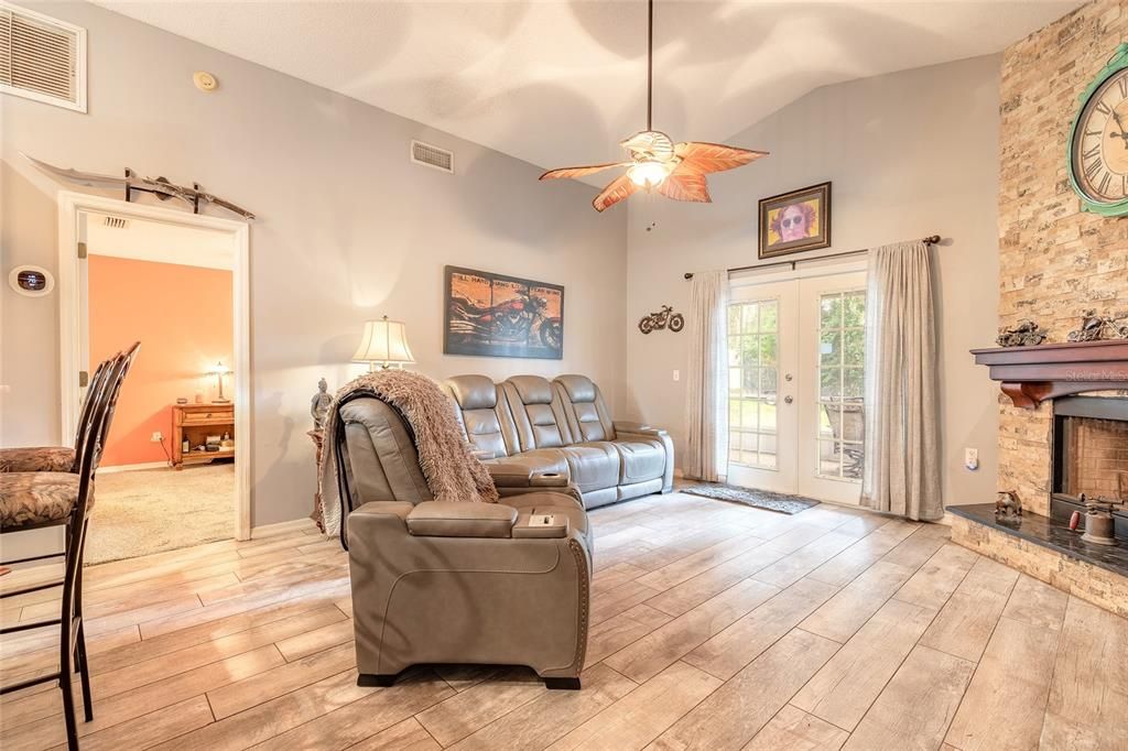 На продажу: $305,000 (3 спален, 2 ванн, 1244 Квадратных фут)