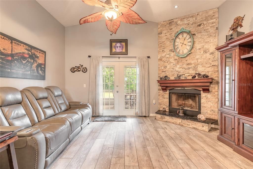 На продажу: $305,000 (3 спален, 2 ванн, 1244 Квадратных фут)