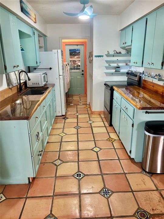 На продажу: $365,000 (2 спален, 2 ванн, 888 Квадратных фут)