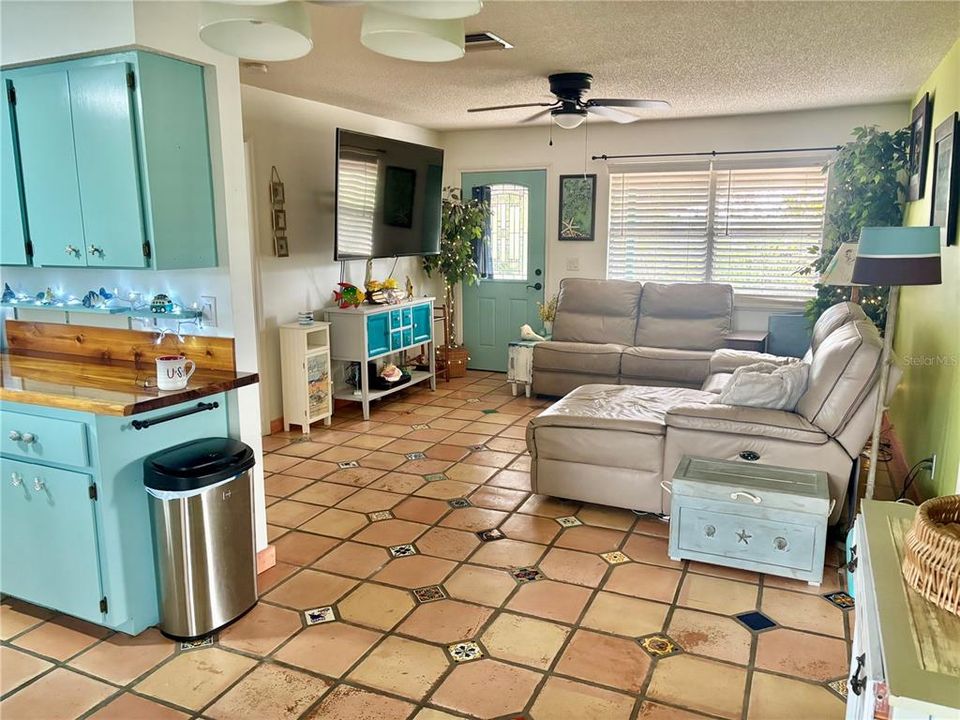 На продажу: $365,000 (2 спален, 2 ванн, 888 Квадратных фут)