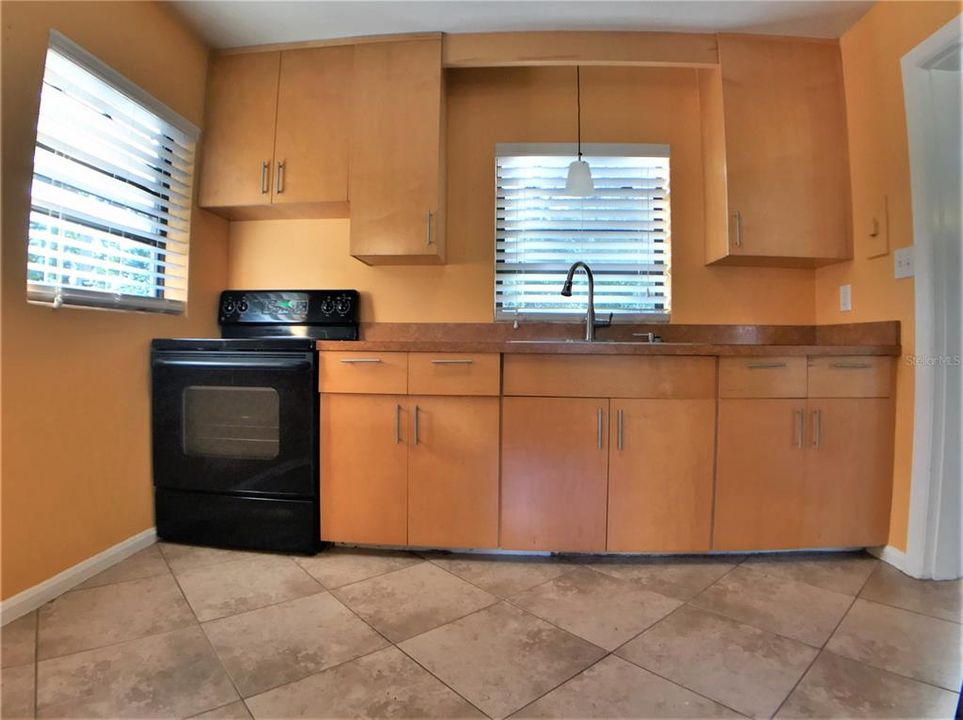 Active With Contract: $1,875 (2 beds, 1 baths, 1032 Square Feet)