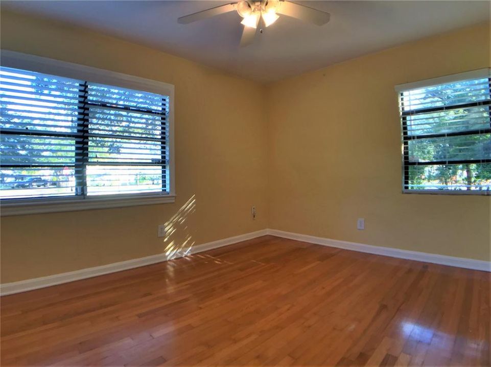 Active With Contract: $1,875 (2 beds, 1 baths, 1032 Square Feet)