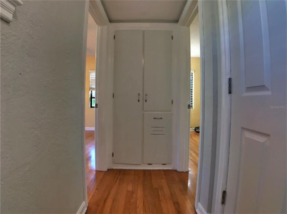 Active With Contract: $1,875 (2 beds, 1 baths, 1032 Square Feet)