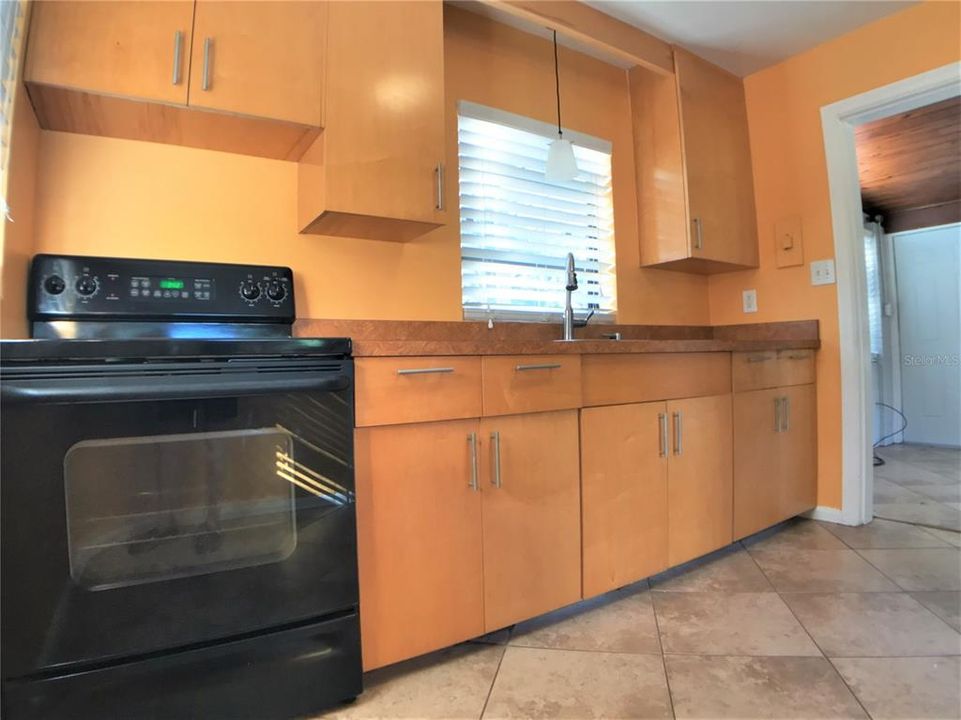 Active With Contract: $1,875 (2 beds, 1 baths, 1032 Square Feet)