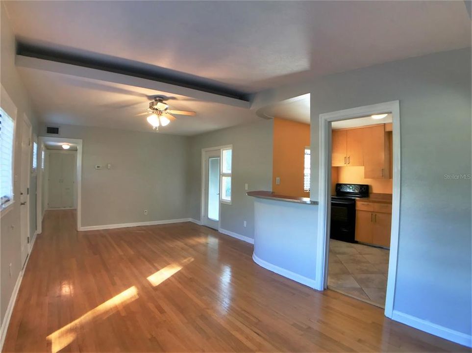 Active With Contract: $1,875 (2 beds, 1 baths, 1032 Square Feet)