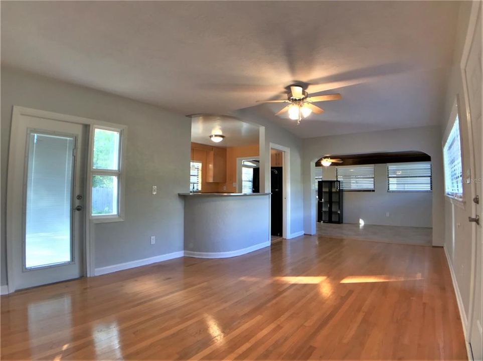 Active With Contract: $1,875 (2 beds, 1 baths, 1032 Square Feet)