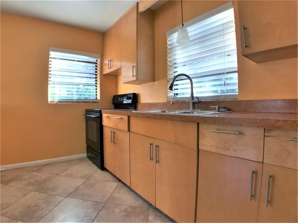 Active With Contract: $1,875 (2 beds, 1 baths, 1032 Square Feet)