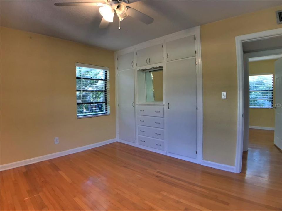 Active With Contract: $1,875 (2 beds, 1 baths, 1032 Square Feet)