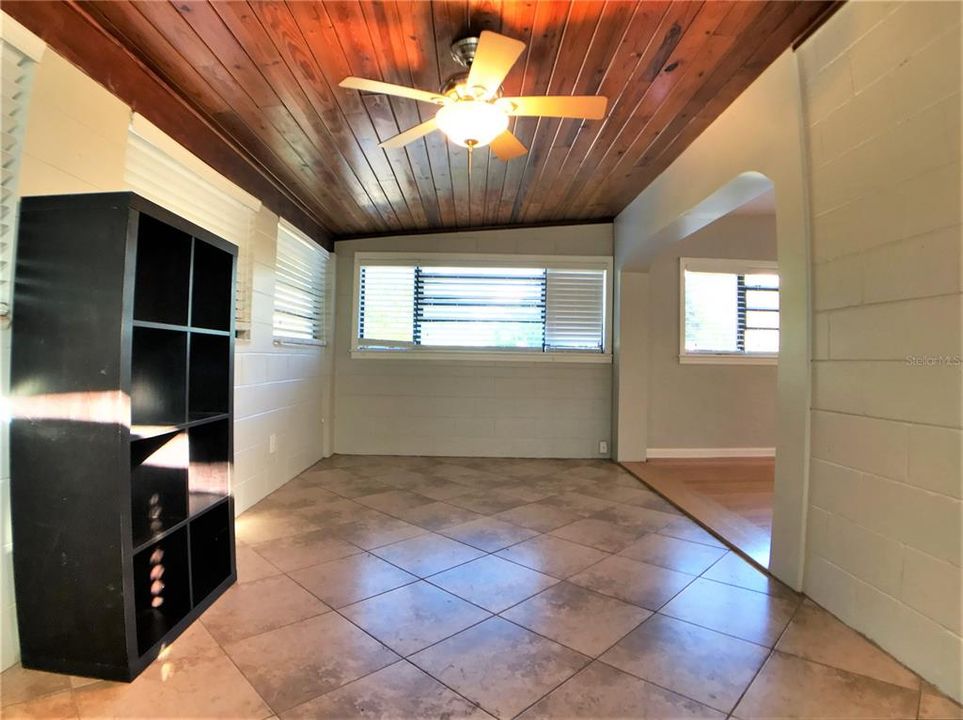 Active With Contract: $1,875 (2 beds, 1 baths, 1032 Square Feet)