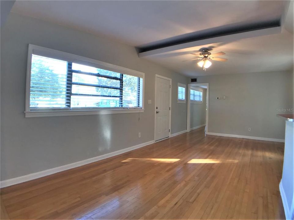 Active With Contract: $1,875 (2 beds, 1 baths, 1032 Square Feet)