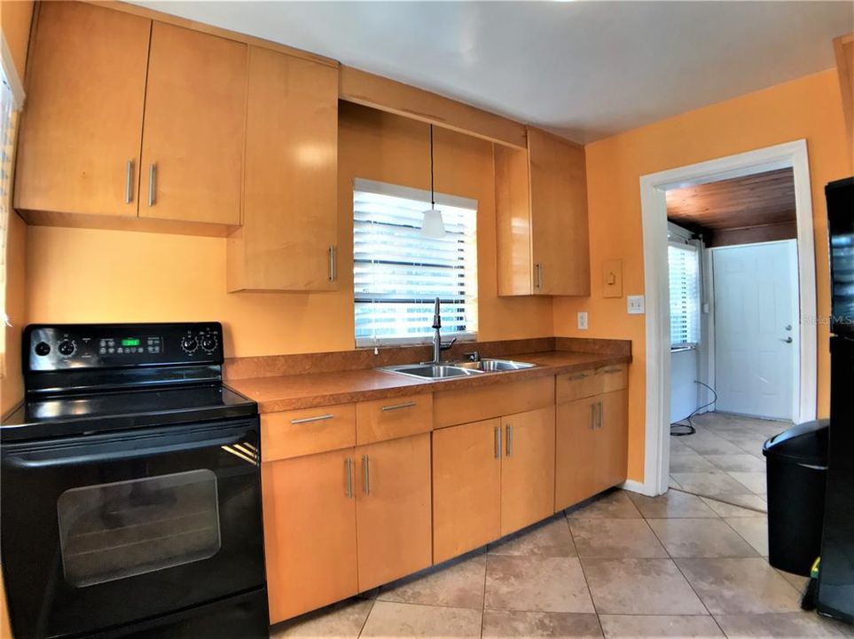 Active With Contract: $1,875 (2 beds, 1 baths, 1032 Square Feet)