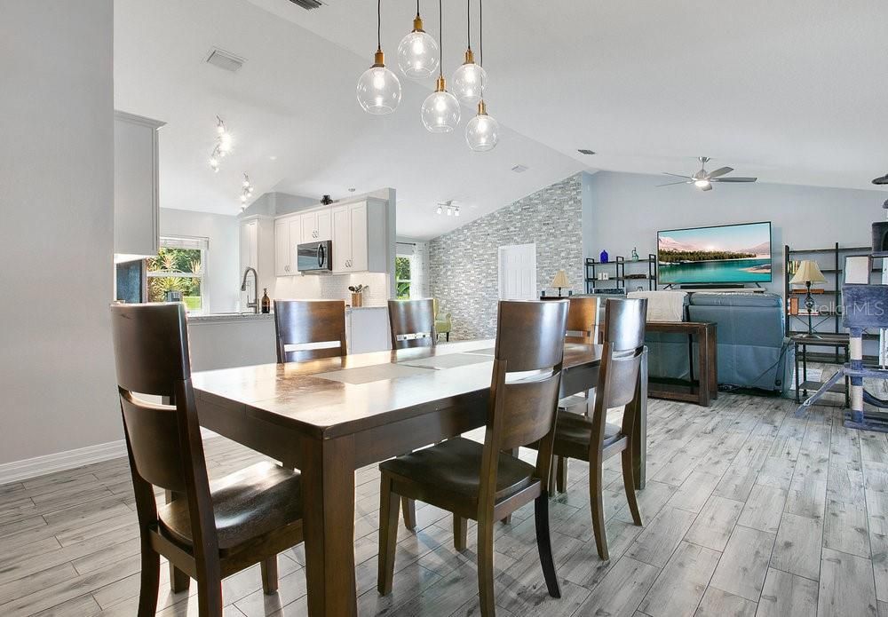 En Venta: $773,000 (4 camas, 3 baños, 1718 Pies cuadrados)