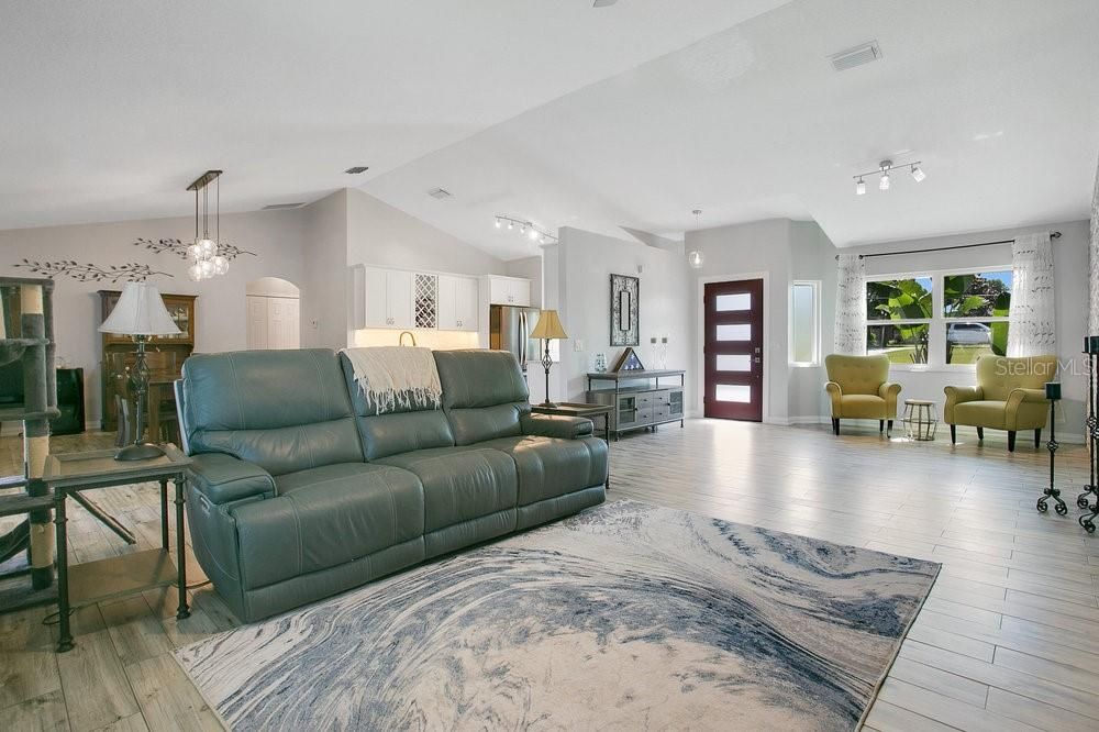 En Venta: $773,000 (4 camas, 3 baños, 1718 Pies cuadrados)