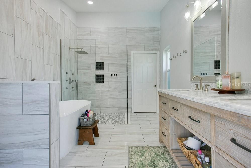 En Venta: $773,000 (4 camas, 3 baños, 1718 Pies cuadrados)