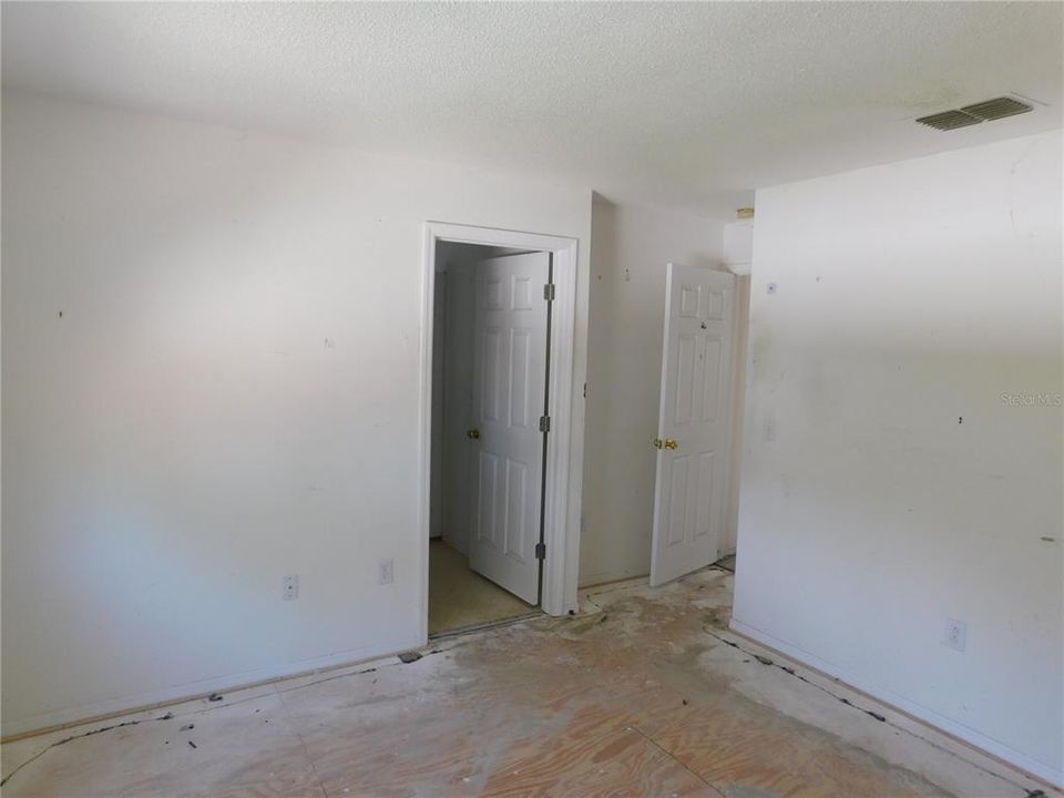 Active With Contract: $235,000 (3 beds, 2 baths, 1426 Square Feet)