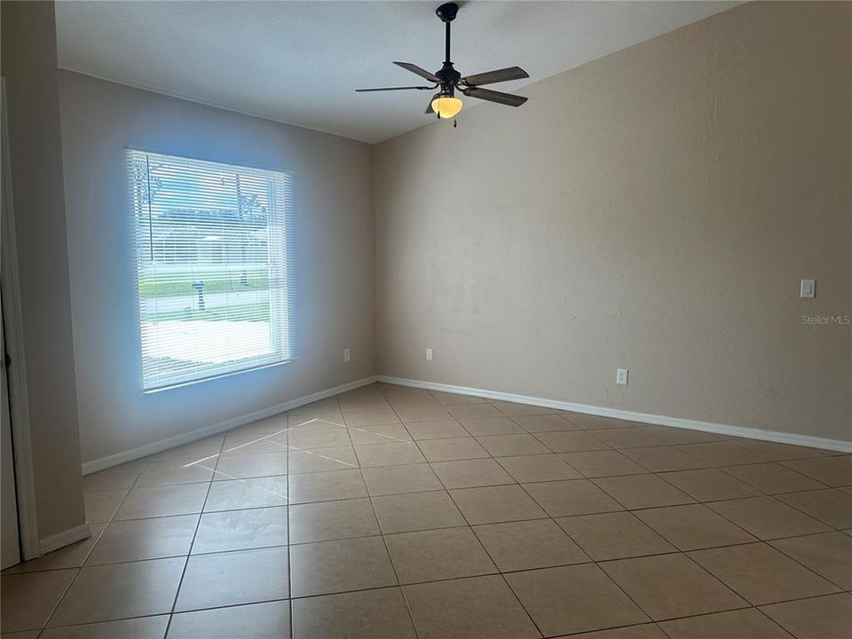 Activo con contrato: $1,600 (3 camas, 2 baños, 1148 Pies cuadrados)