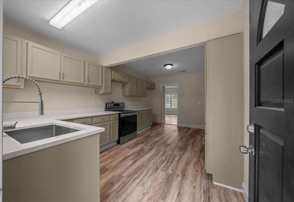 Active With Contract: $210,000 (3 beds, 1 baths, 1152 Square Feet)