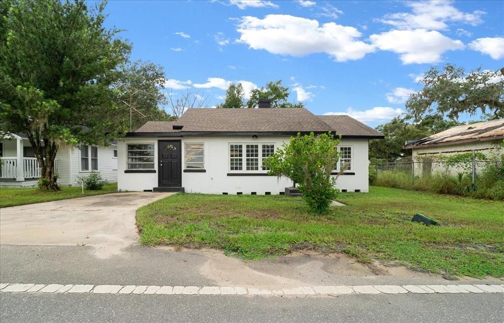 Active With Contract: $210,000 (3 beds, 1 baths, 1152 Square Feet)