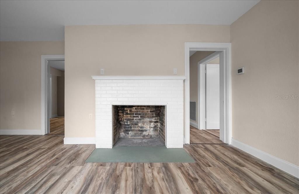 Active With Contract: $210,000 (3 beds, 1 baths, 1152 Square Feet)