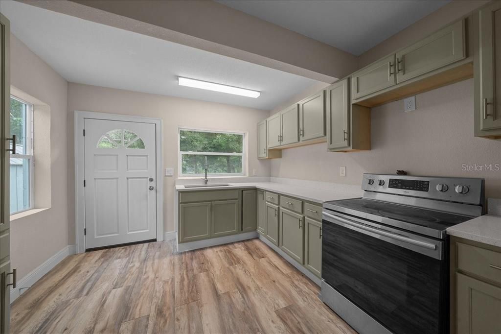 Active With Contract: $210,000 (3 beds, 1 baths, 1152 Square Feet)