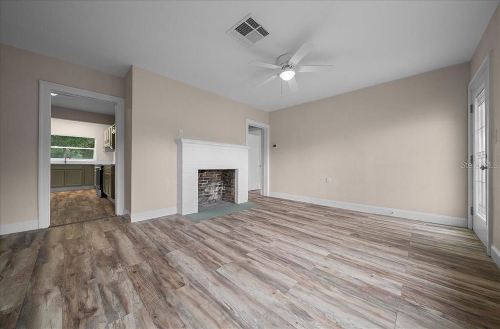 Active With Contract: $210,000 (3 beds, 1 baths, 1152 Square Feet)