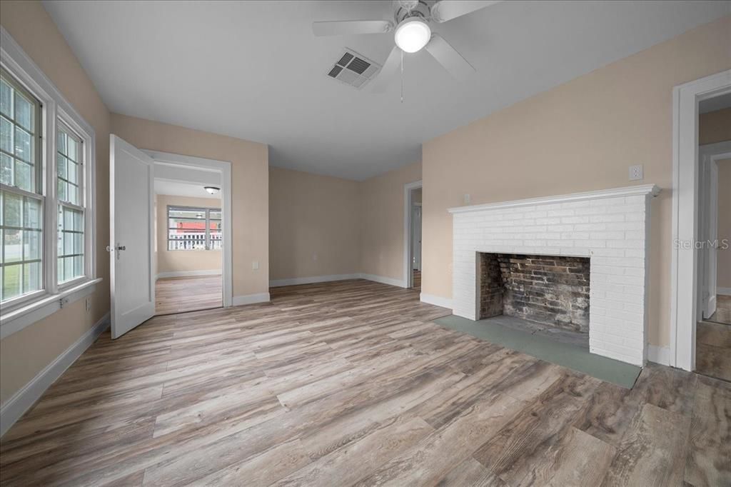 Active With Contract: $210,000 (3 beds, 1 baths, 1152 Square Feet)