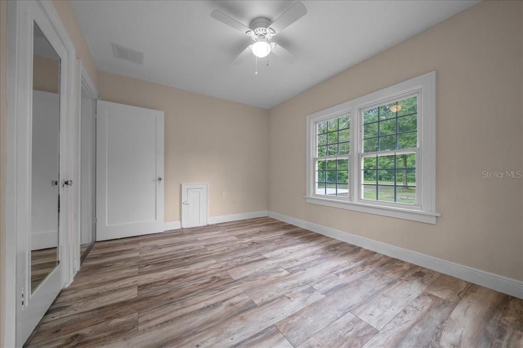 Active With Contract: $210,000 (3 beds, 1 baths, 1152 Square Feet)