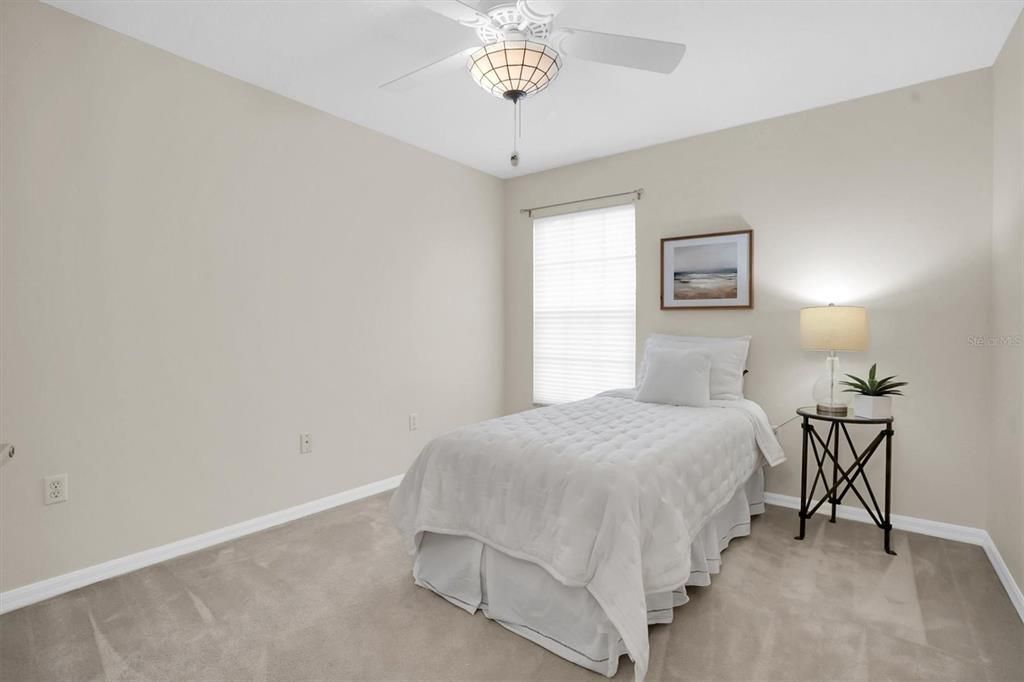 Под контрактом: $389,000 (3 спален, 2 ванн, 2106 Квадратных фут)