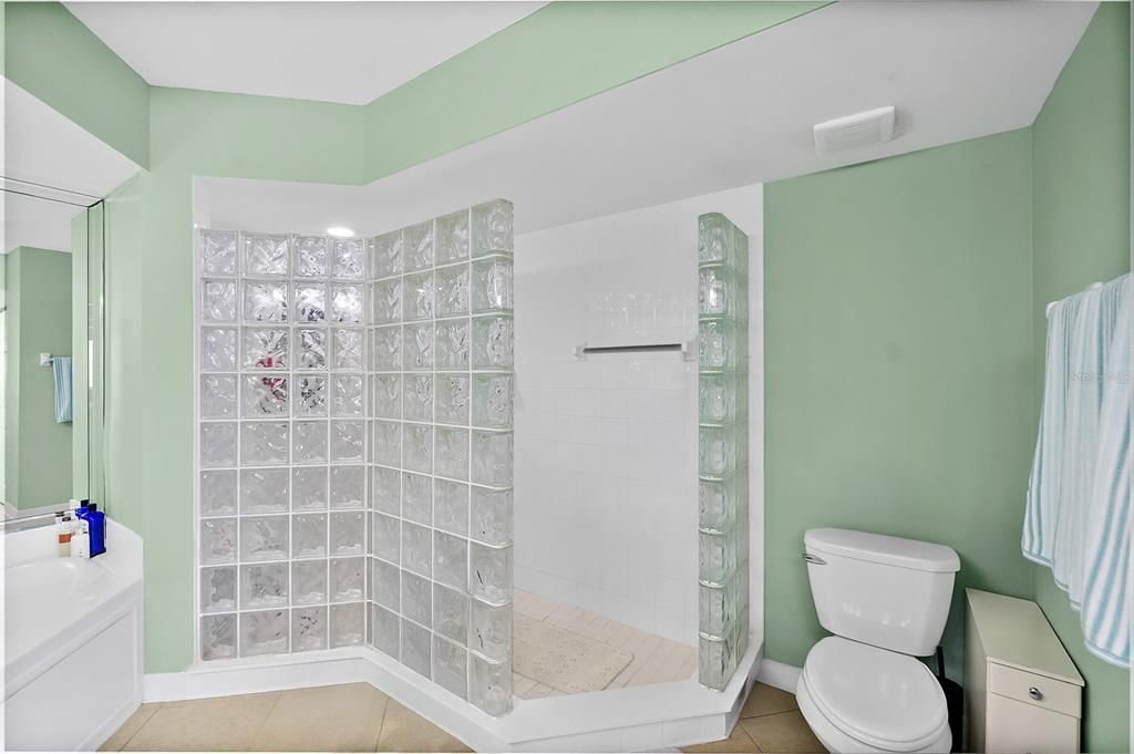 En Venta: $699,000 (3 camas, 3 baños, 2072 Pies cuadrados)