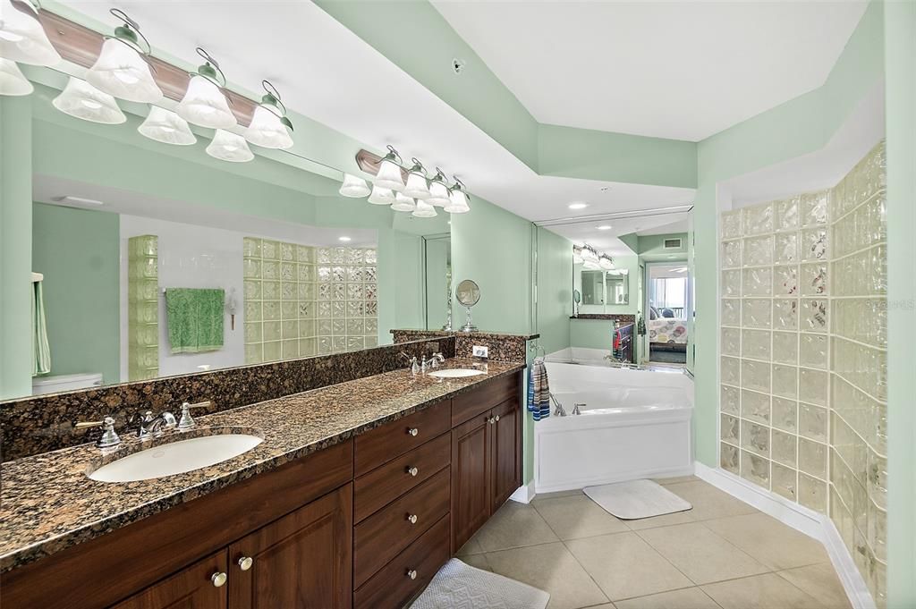 En Venta: $699,000 (3 camas, 3 baños, 2072 Pies cuadrados)