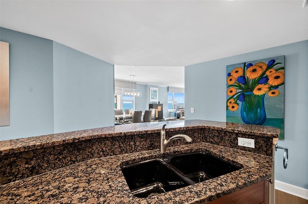 En Venta: $699,000 (3 camas, 3 baños, 2072 Pies cuadrados)