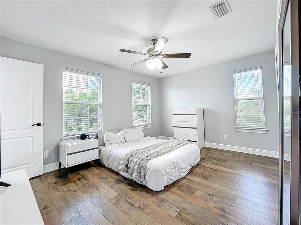 Active With Contract: $1,095,000 (5 beds, 4 baths, 4068 Square Feet)