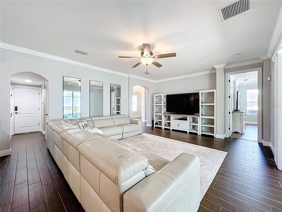 Active With Contract: $1,095,000 (5 beds, 4 baths, 4068 Square Feet)