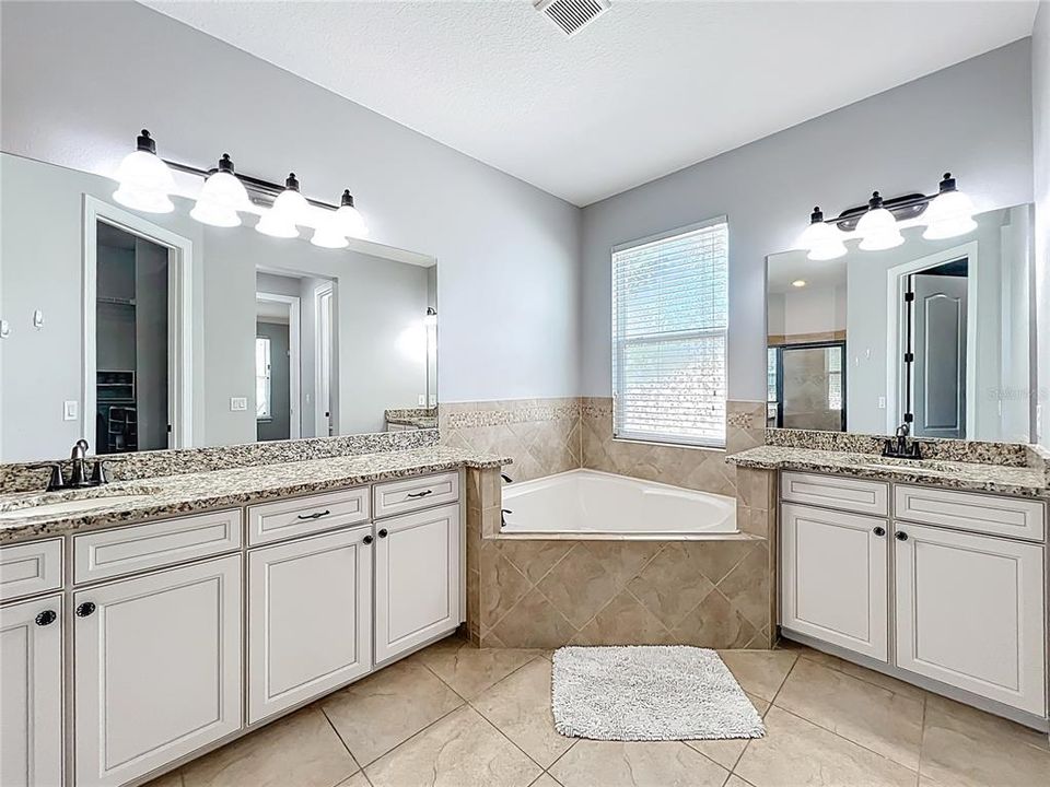 Active With Contract: $1,095,000 (5 beds, 4 baths, 4068 Square Feet)