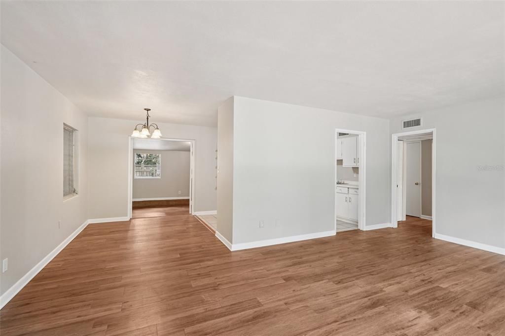 Activo con contrato: $229,900 (3 camas, 2 baños, 1399 Pies cuadrados)